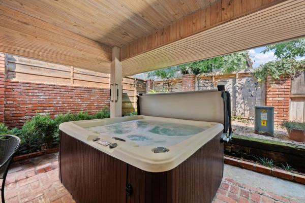 Charming Stay With Hot Tub, Patio And Antique Charm - Oklahoma City, OK