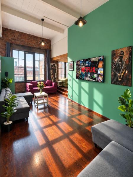 City Centre Apt - Sleeps 8, Parking, Shops & Trains - Liverpool