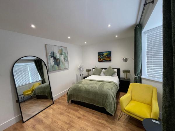 Rooms In Luxury 6 Bedroom House - Chatham