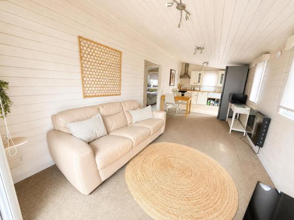 Lakeside Cabin In Cotswolds - Gloucestershire