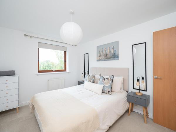 2 Bedroom Flat Free Parking Close To Gatwick - Horsham, UK
