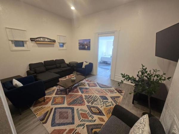 Budget 1br Crash Pad - East Carson St & Parking - Pittsburgh