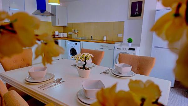 Modern Central Property W Luggage Drop - Northampton, UK