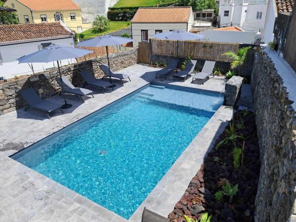 Centrally Located 2 Bedrooms House With Shared Heated Pool - Azores