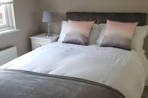 Luxury Bedroom With En-suite Bathroom - Watford