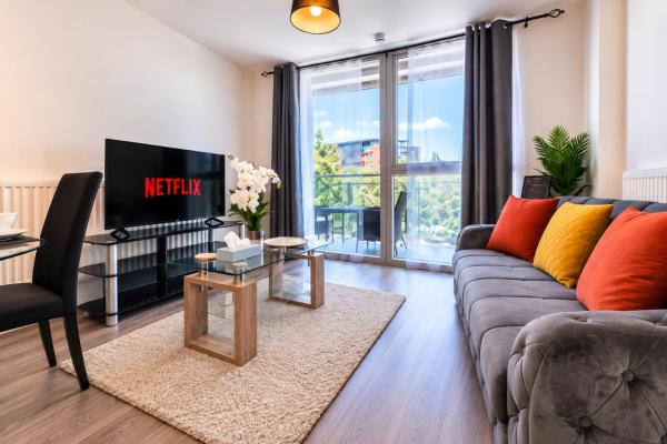 City Centre Apartment With Balcony & Parking - Birmingham