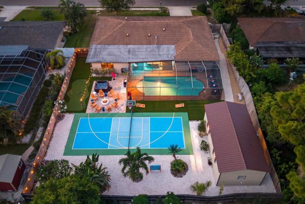 Sports Court Putt Putt Gym Pool Hot Tub - Bradenton, FL