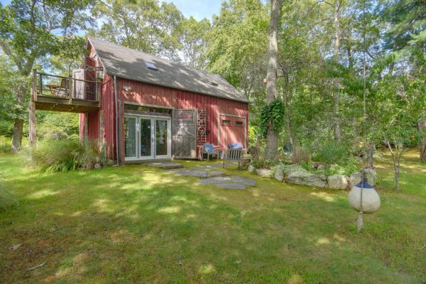 Fire Pit, Deck! Rural Retreat Near East Beach - Misquamicut State Beach, RI
