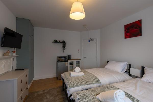 Darwin - Double Room With Amenities, Smart Tv Shared Bathroom - Cambridge