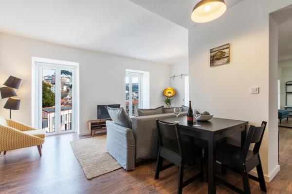 Amazing Downtown Apt With Small Balcony With View Over The Castle - Lisbon