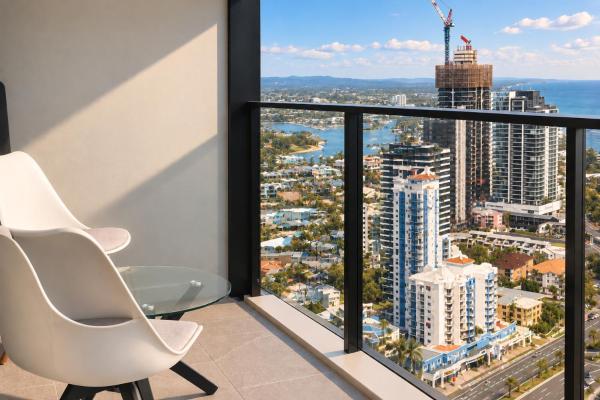 Broadbeach Escape With Resort Pool, Sauna & Skyline Views - ブロードビーチ