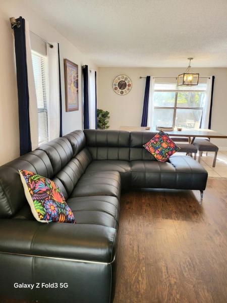 Sleeps 13 Fire Pit Fenced Yard Pet Friendly Near Six Flags - San Antonio, TX