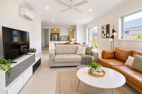 Modern 4-bedroom Family Home In Park Ridge - Parking Included - Brisbane