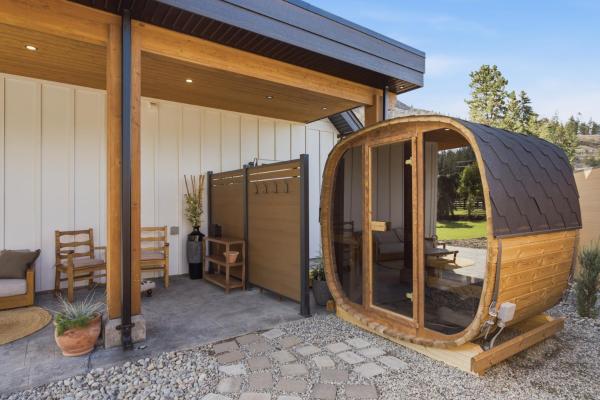 Sauna Retreat, 2 King Suites - Kelowna