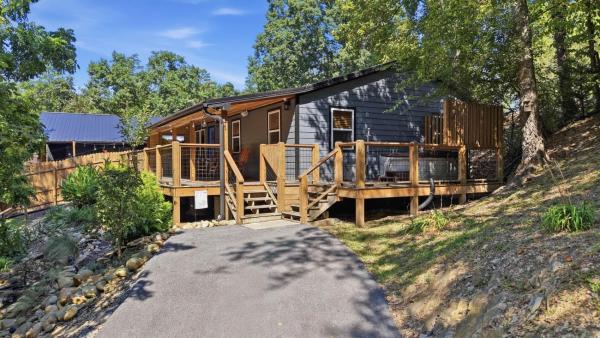 Smokey Rooster Hot Tub Grill Pet Friendly Games - Gatlinburg, TN