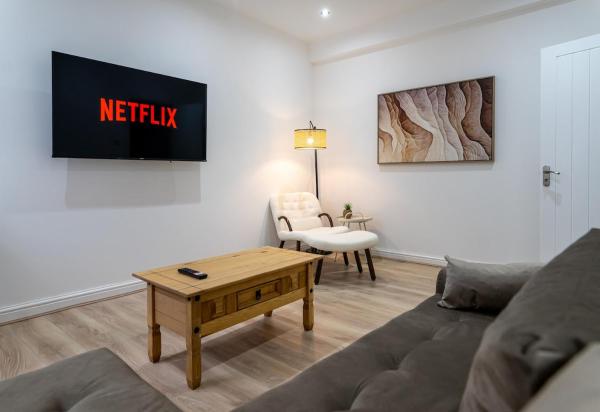 Molineux House - Sleeps 10 - Free Parking - 伍爾弗漢普頓
