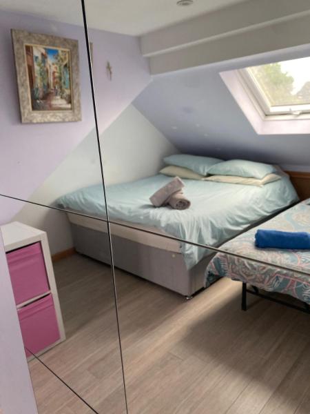 Marianna & Nick Eshel Home Upper Room - Ruislip