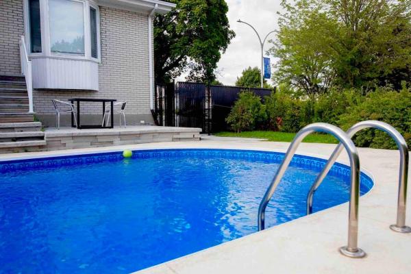 Laval 3br Apartment With Private Heated Saltwater Pool & Piano - Montreal