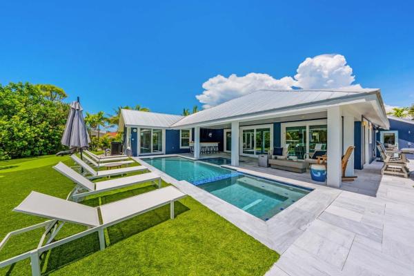 Beach Bliss -Waterfront Pool & Spa -Dock Golf Cart & Boat Lift - Anna Maria, FL