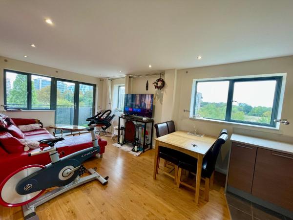 West London Lux 2 Bedroom Apartment - Free Parking - Lake & Park View - Wembley Stadium 5km - Twickenham