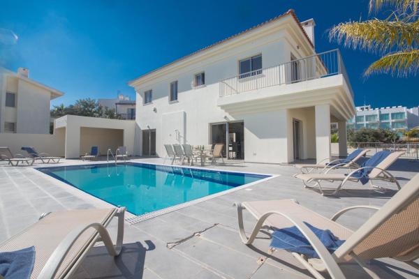 A la foto es mostra l'objecte Delfini Villas situat a la ciutat de Protaras.