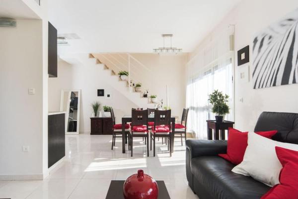 Mamad Spacious Duplex With Terrace From The Beach - Tel Aviv