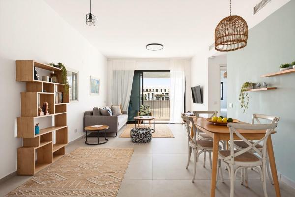 Bright Spacious Stay With Private Skyline Balcony - Tel-Aviv