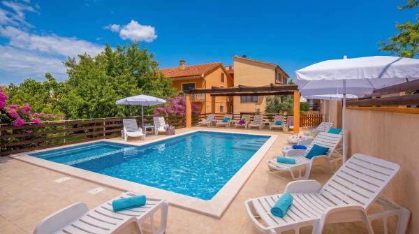 E-m Apartments With Private Pool - Pula