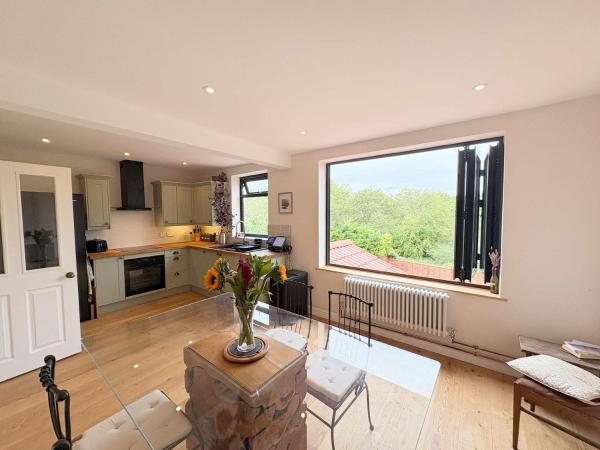 Two Bedroom House With Garden - Hazelbury Road - Bristol