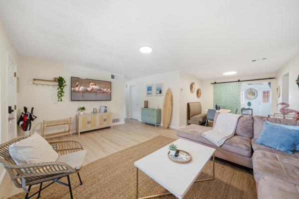Villa Oasis 1 Block To Beach And Downtown - Cocoa Beach, FL
