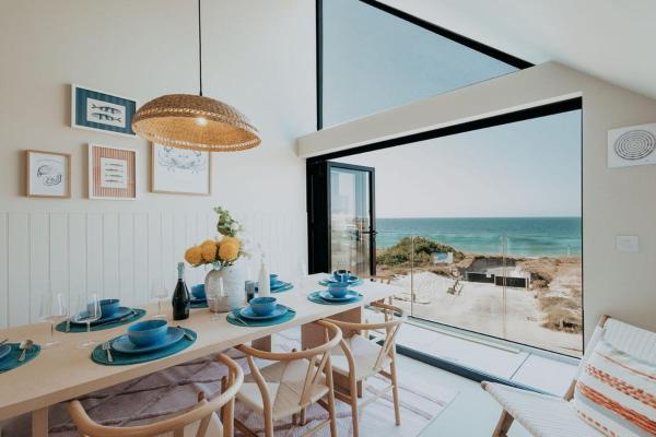 Wake To Waves, Luxury 10 Guest Beachfront Townhouse Across Road From Beautiful Beach - Pets Allowed - Bournemouth