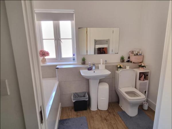 Private Room With Ensuite In Tadworth - Surbiton
