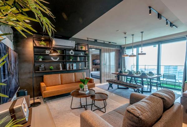 Bgc Uptown Lower Penthouse 3br With Free Parking - Makati