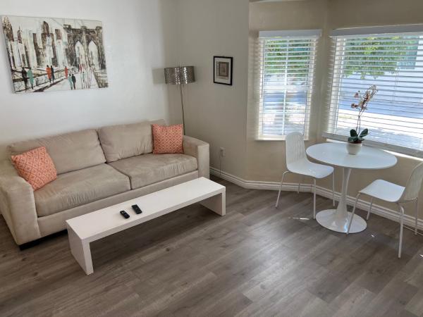 Private gated 2bed & 1bath for 4 in Los Angeles near Universal studio & Hollywood