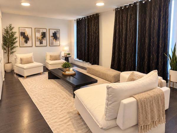 Square One Apartment - Toronto