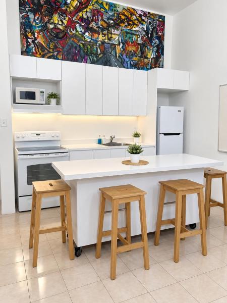 Apartamento En El Centro De Ponce - Con 2 Camas, Cocina Y Wifi Incluido - Ponce