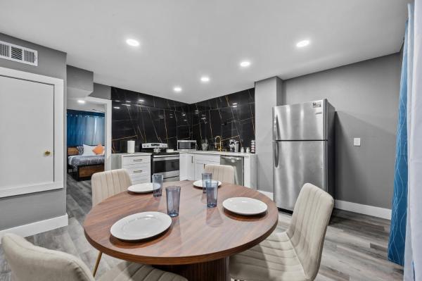 Vibrant 2br Escape With Pool In Houston Heights - Houston, TX