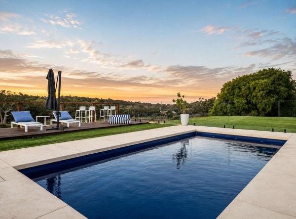Foto 1: The Loop - Rural Retreat with Pool & Valley Views