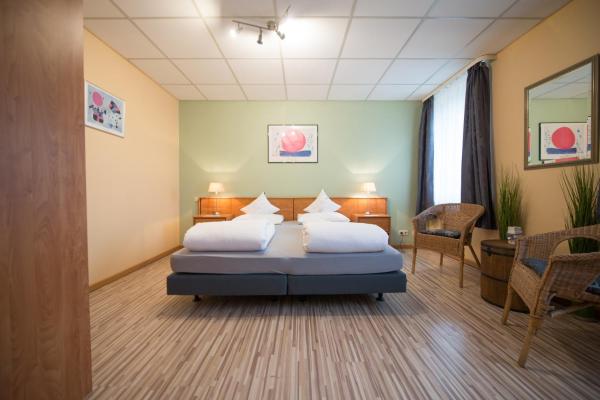 The photo shows the Rheinauer Hof - bed & breakfast located in the city of Mannheim.