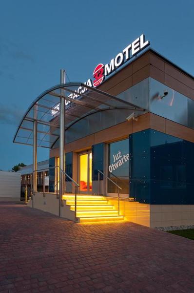 Στη φωτογραφία φαίνεται το αντικείμενο Restauracja 32 Motel που βρίσκεται στην πόλη Płoty.