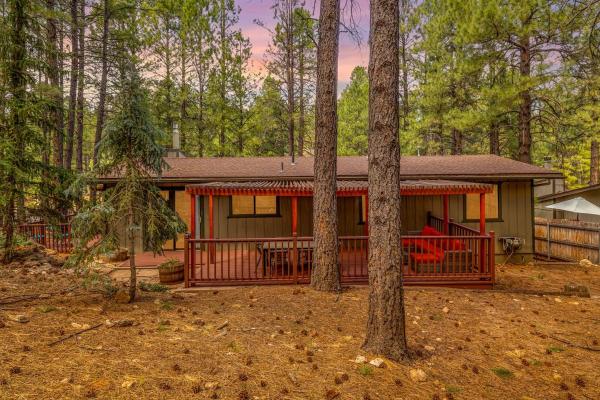 Stylish Cabin With Fireplace, Large Deck & Forest Views In Flagstaff, Arizona - Flagstaff