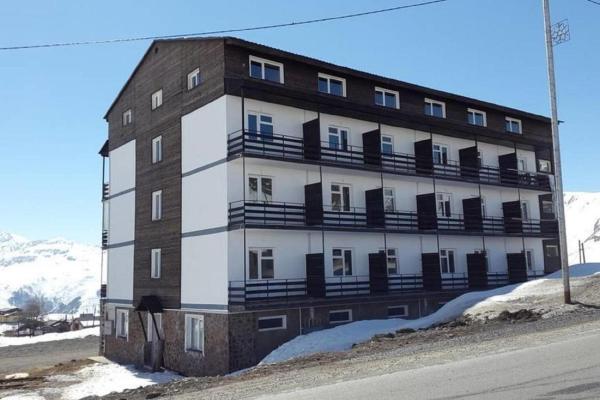 På billedet ses objektet Gudauri S Residence beliggende i byen Gudauri.