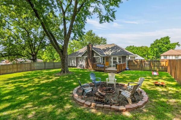 4 Bed 2 Bath Relax Fully Fenced Yard Games - Kansas City, MO