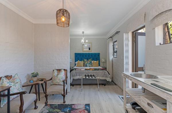 Petite Studio Apartment Self Catering - Cape Town