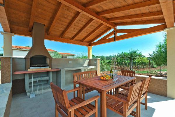 Holiday Home With Pool In Galizana-istrien 39013 - Pula