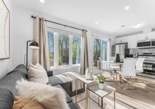 New 2-bedroom Suite Sleeps 5 7 Minutes To The Falls & Parking - Niagara Falls, NY