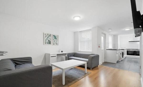 Boutique Guest House With New Beds, Ensuite Rooms And Free Parking - Birkenhead