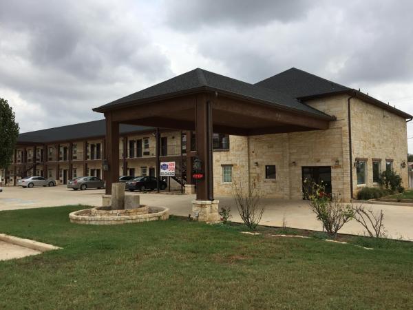 A la foto es mostra l'objecte Pearsall Inn and Suites situat a la ciutat de Pearsall.