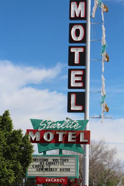 En la foto se muestra el objeto Starlite Motel ubicado en la ciudad de Mesa.