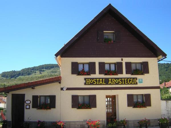 A la foto es mostra l'objecte Hostal Arostegui situat a la ciutat de Azparren.